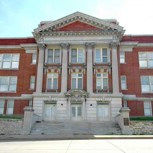 Find your perfect fit at City View Apartments a large brick building